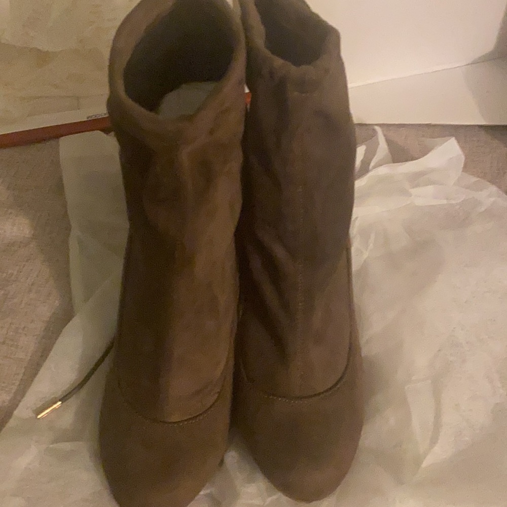 Boots - Picture 7 of 7